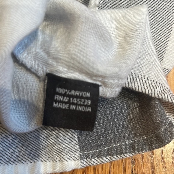 Style Envy Woman’s Plaid Short Sleeve Button Down Size M - Picture 5 of 5